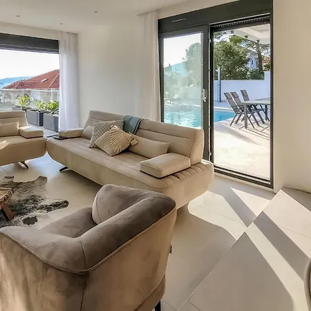 Beautiful In Τρογκίρ